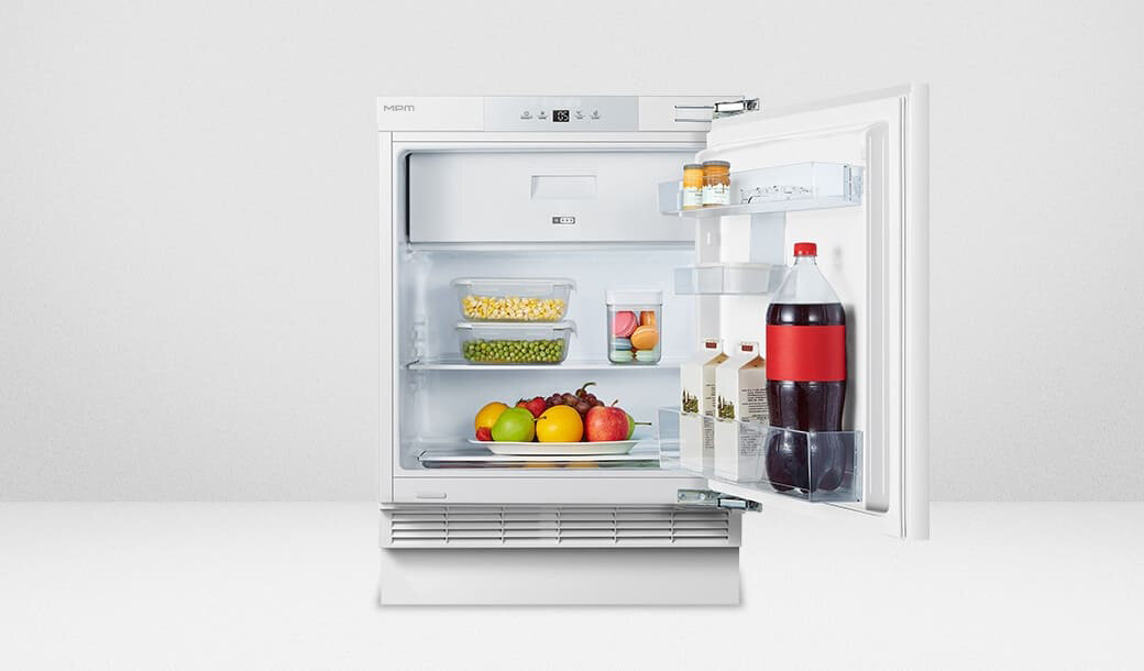 Otwarta lodówka z widocznymi półkami, na których znajdują się różne produkty spożywcze, takie jak owoce, napoje i pojemniki z jedzeniem. Na drzwiach lodówki umieszczone są dodatkowe półki z butelkami i słoikami.