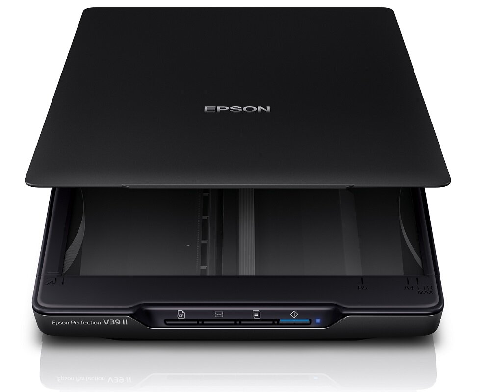 Czarny skaner z otwartą pokrywą, na której widnieje logo \'EPSON\'. Na przednim panelu znajdują się przyciski i napis \'Epson Perfection V39 II\'.