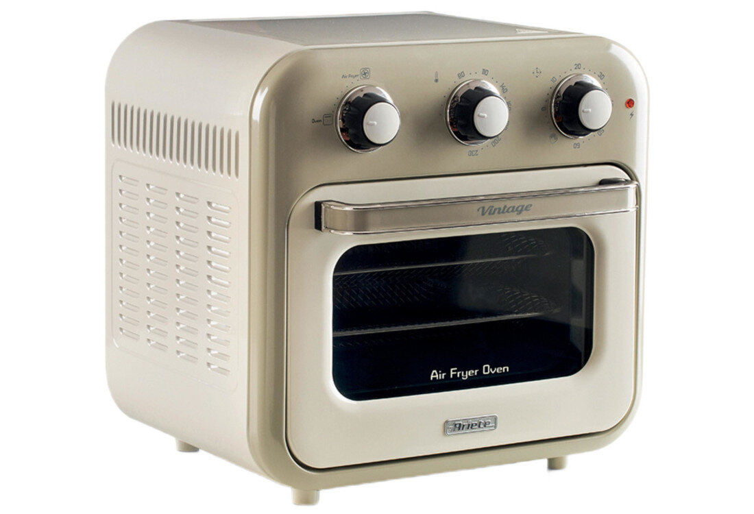 Beżowy mini piekarnik z trzema pokrętłami na górze i szklanymi drzwiczkami z napisem \'Air Fryer Oven\'. Na froncie widoczne jest logo \'Ariete\'.