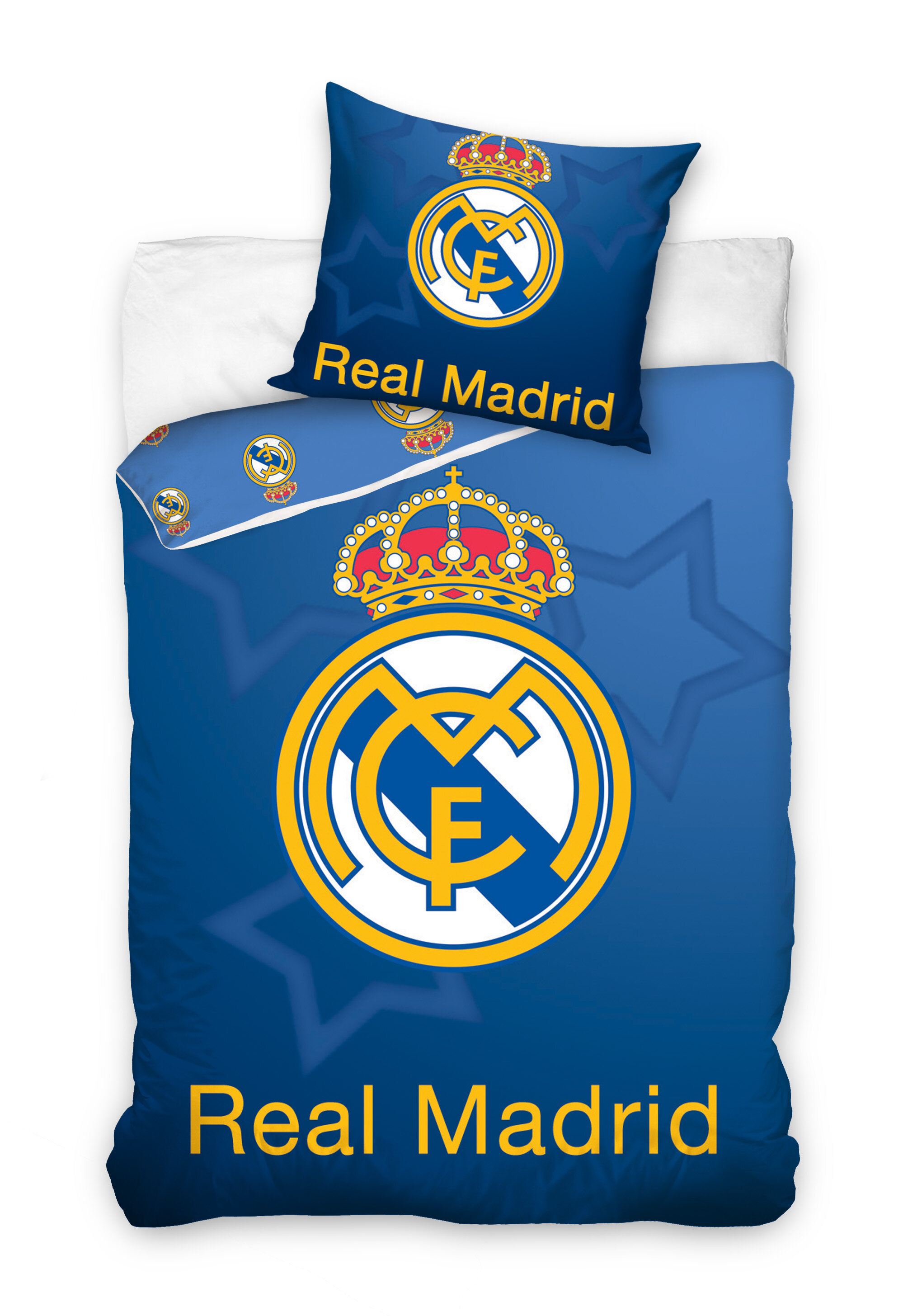 Komplet pościeli z logo Real Madrid na niebieskim tle, z napisem \'Real Madrid\' na kołdrze i poduszce. Widoczne są również korony nad logo klubu.