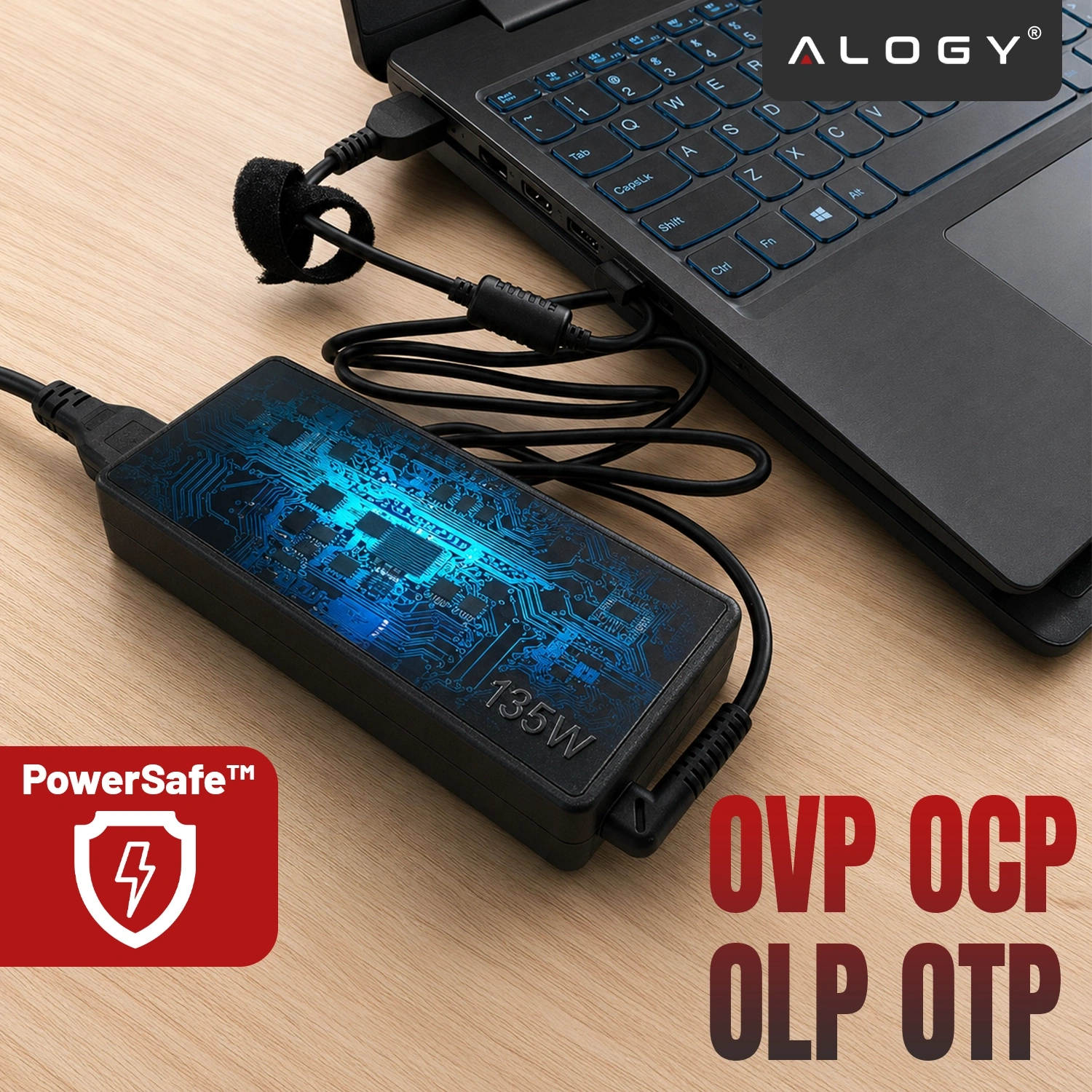 Na drewnianym blacie znajduje się laptop oraz zasilacz z niebieskim wzorem i napisem \'135W\'. W lewym dolnym rogu widnieje czerwone logo z napisem \'PowerSafe™\', a w prawym dolnym rogu tekst \'OVP OCP OLP OTP\'.