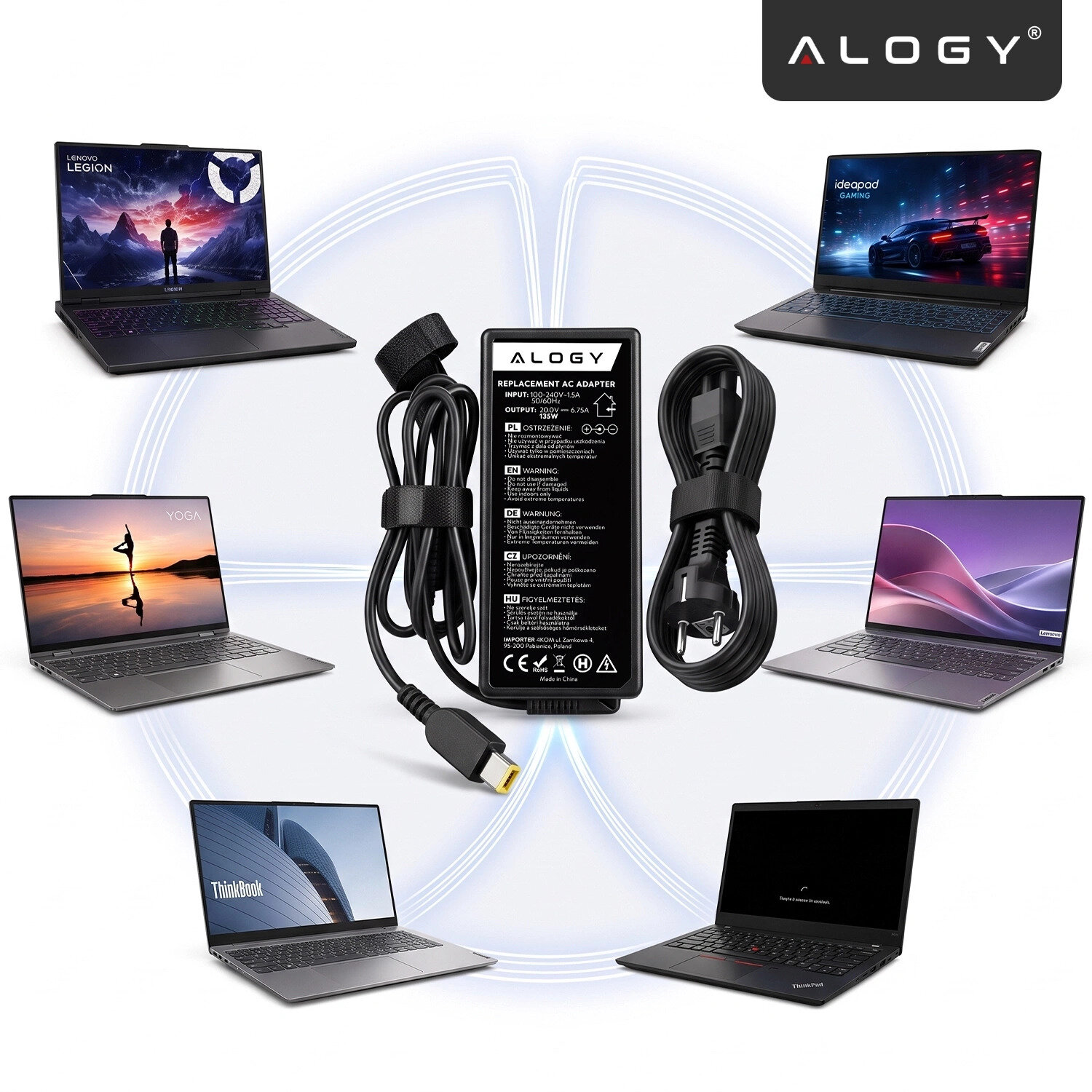 Na obrazie znajduje się zasilacz z logo \'ALOGY\' oraz kilka laptopów w tle. Zasilacz ma czarny kolor i jest wyposażony w przewód z wtyczką Slim Tip.