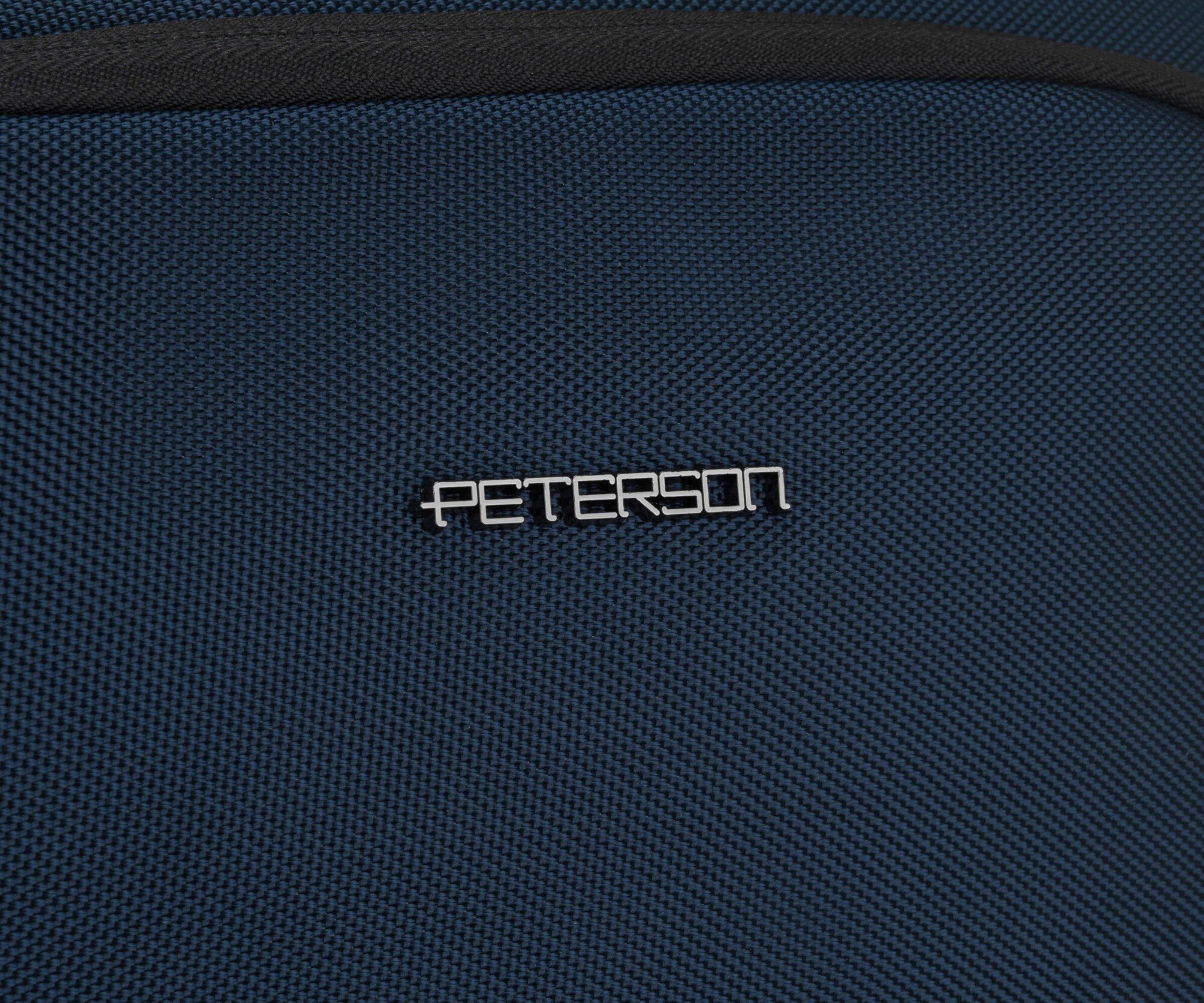 Granatowy materiał plecaka z widocznym metalowym logo \'PETERSON\'.