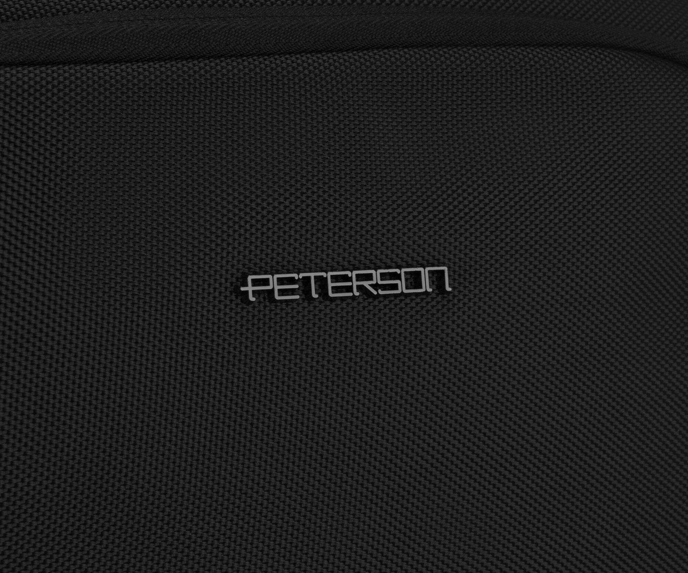 Czarny materiał z widocznym logo \'PETERSON\'.