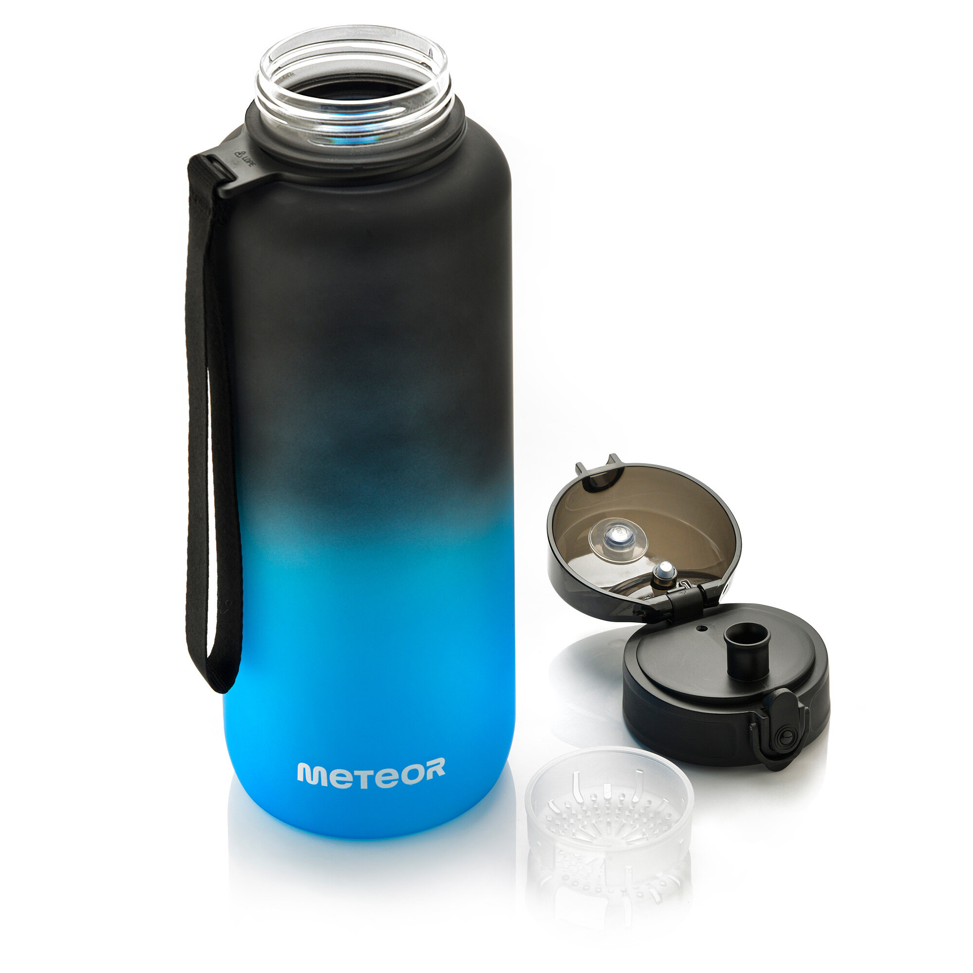 Bidon na wodę o pojemności 1500 ml z gradientowym przejściem kolorów od czarnego do niebieskiego, z logo \'METEOR\'. Obok bidonu znajduje się otwarty czarny ustnik oraz przezroczyste sitko.