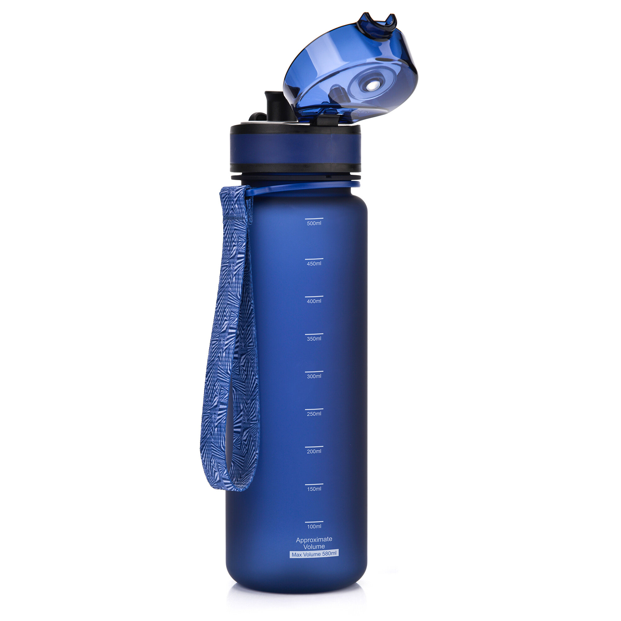 Granatowy bidon sportowy z otwartym wieczkiem i miarką objętości na boku. Posiada ozdobny pasek i napis \'Approximate Volume Max Volume 500ml\'.