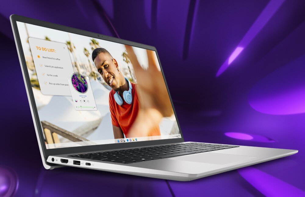 Laptop z otwartym ekranem, na którym widoczny jest obraz mężczyzny w czerwonej koszulce i niebieskich słuchawkach oraz lista zadań z tekstem: \'TO DO LIST: Meet friends for coffee, Submit job application, Call for a ride, Pick up order from store\'. Tło jest fioletowe z dynamicznymi wzorami.