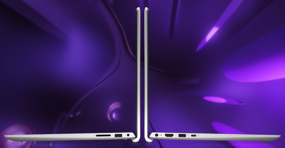 Dwa laptopy ustawione bokiem, pokazujące profile z portami na tle fioletowego, abstrakcyjnego wzoru. Laptopy mają smukłą konstrukcję i srebrny kolor obudowy.