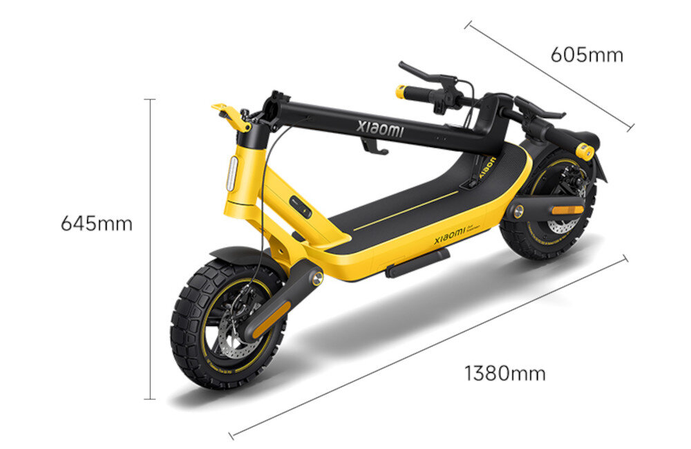 Żółta hulajnoga elektryczna z czarnymi elementami, oznaczona logo \'xiaomi\', z widocznymi wymiarami: 645mm wysokości, 605mm szerokości i 1380mm długości. Posiada duże opony i amortyzatory.