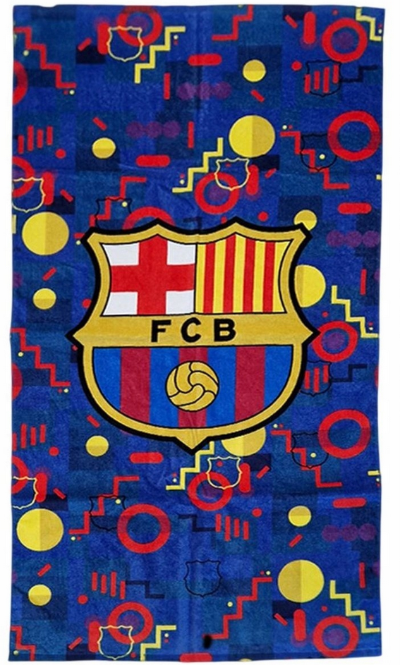 Ręcznik plażowy z dużym logo FCB na środku, otoczony kolorowymi wzorami geometrycznymi na niebieskim tle.