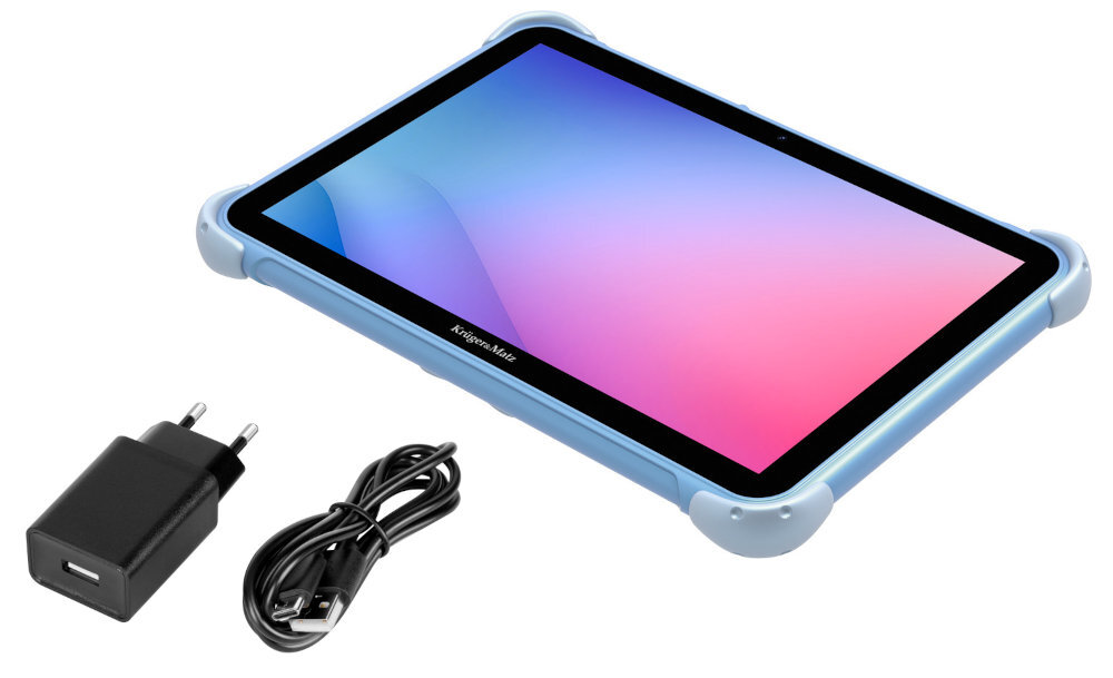 Na obrazie widać tablet w niebieskiej obudowie z wyświetlaczem pokazującym gradient od różowego do niebieskiego. Obok tabletu znajduje się czarny zasilacz i kabel USB, a na ramce tabletu widnieje napis \'Kruger&Matz\'.