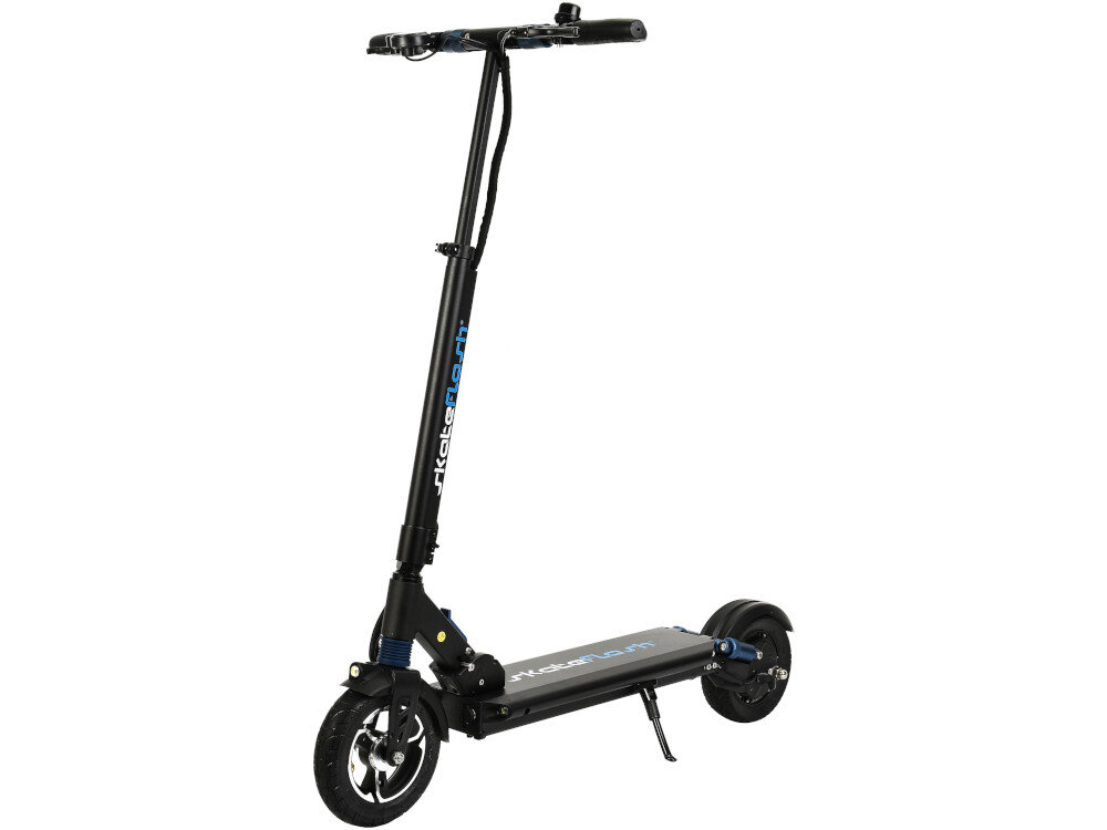 Czarna hulajnoga elektryczna z widocznym logo \'skateflash\' na podeście. Posiada dwa koła, kierownicę z uchwytami i stojak.