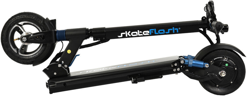 Czarna hulajnoga elektryczna złożona na płasko, z widocznym logo \'skateflash\' na ramie. Posiada duże koła i mechanizm składania.