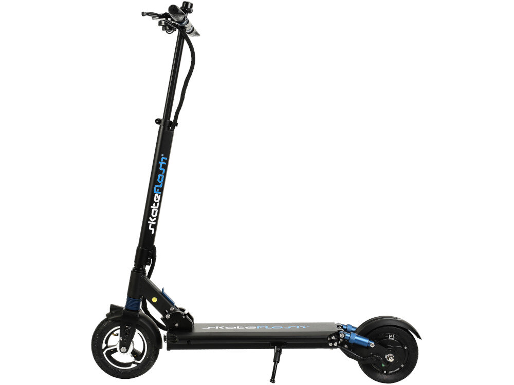 Czarna hulajnoga elektryczna z niebieskimi akcentami, z widocznym logo \'skateflash\' na pionowej rurze kierownicy i platformie. Hulajnoga ma dwa koła, przednie z widocznym amortyzatorem, oraz stopkę podtrzymującą.