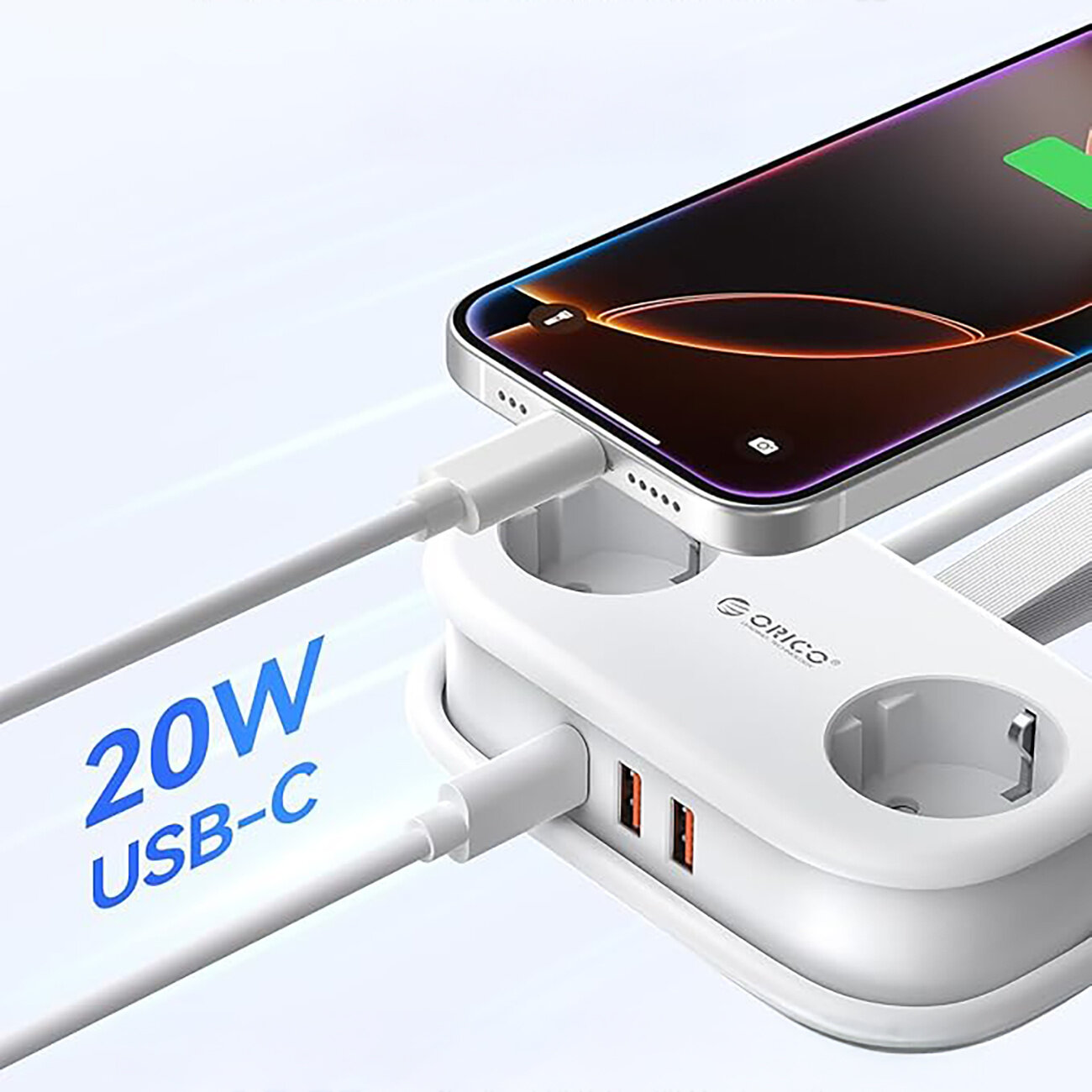Biała listwa zasilająca z dwoma gniazdami AC, dwoma portami USB-A i jednym USB-C, na której leży telefon podłączony do ładowania. Widoczny napis: \'20W USB-C\' oraz logo \'Orico\'.