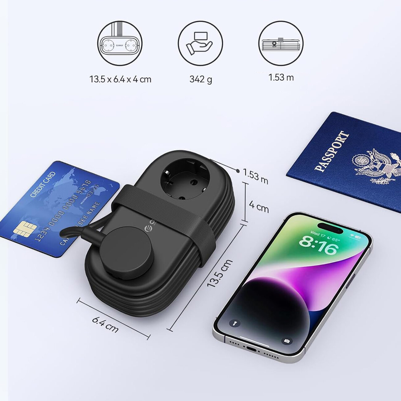 Na obrazie widoczna jest czarna listwa zasilająca z jednym gniazdem AC, dwoma portami USB-A i jednym USB-C, obok której leży karta kredytowa, smartfon i paszport. Wymiary listwy to 13.5 x 6.4 x 4 cm, a długość kabla wynosi 1.53 m.