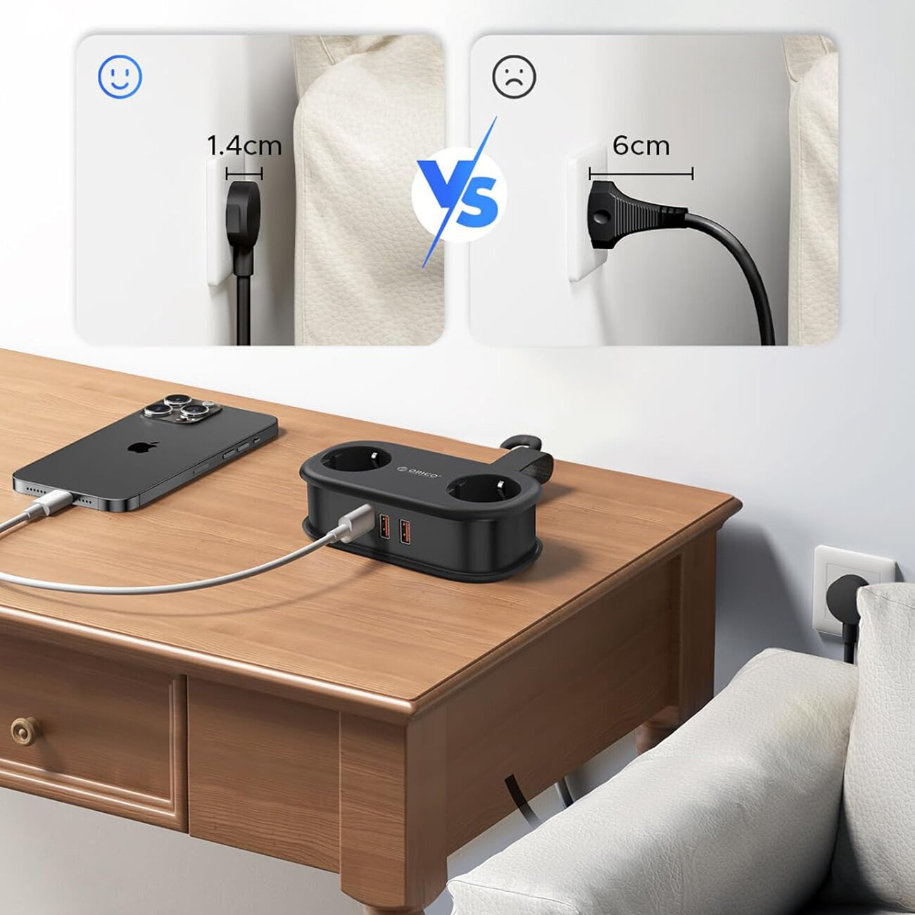 Na drewnianym biurku znajduje się czarna listwa zasilająca z dwoma gniazdami AC, dwoma portami USB-A i jednym USB-C, do której podłączony jest telefon. Obok widoczne są dwa porównania wtyczek z oznaczeniami 1.4 cm i 6 cm oraz symbolami emotikonów.