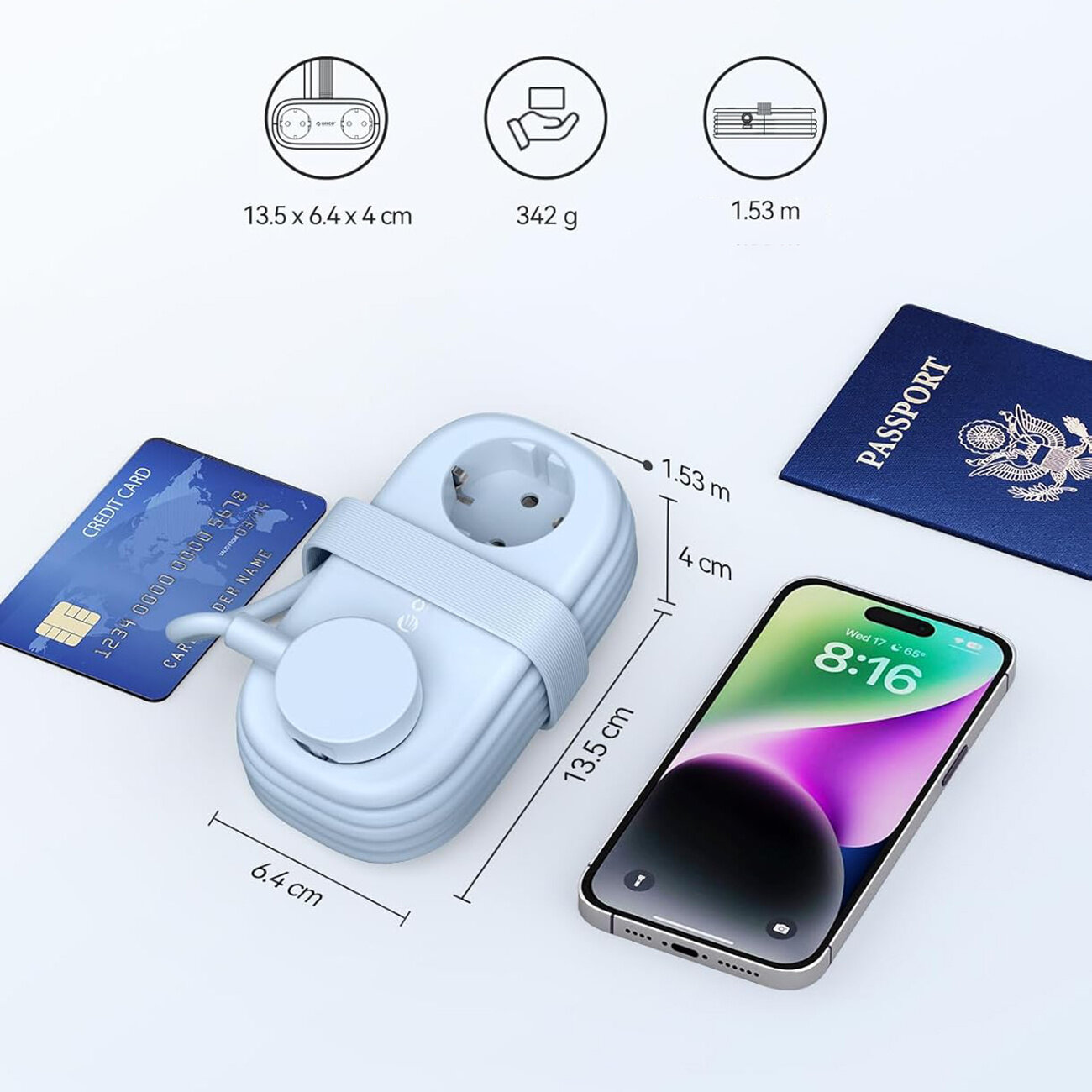 Na obrazie znajduje się niebieska listwa zasilająca z jednym gniazdem AC, dwoma portami USB-A i jednym USB-C, obok której leży karta kredytowa, smartfon i paszport. Wymiary listwy to 13.5 x 6.4 x 4 cm, a długość kabla wynosi 1.53 m.