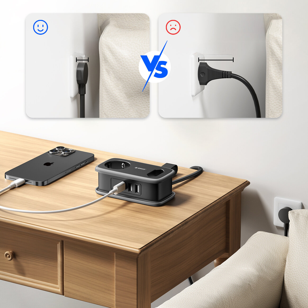 Na drewnianym biurku znajduje się czarna listwa zasilająca z dwoma gniazdami AC, dwoma portami USB-A i jednym USB-C, do której podłączony jest telefon. Obok widoczne są dwa obrazki porównawcze wtyczek w gniazdach, z ikonami uśmiechu i smutku oraz napisem \'vs\'.