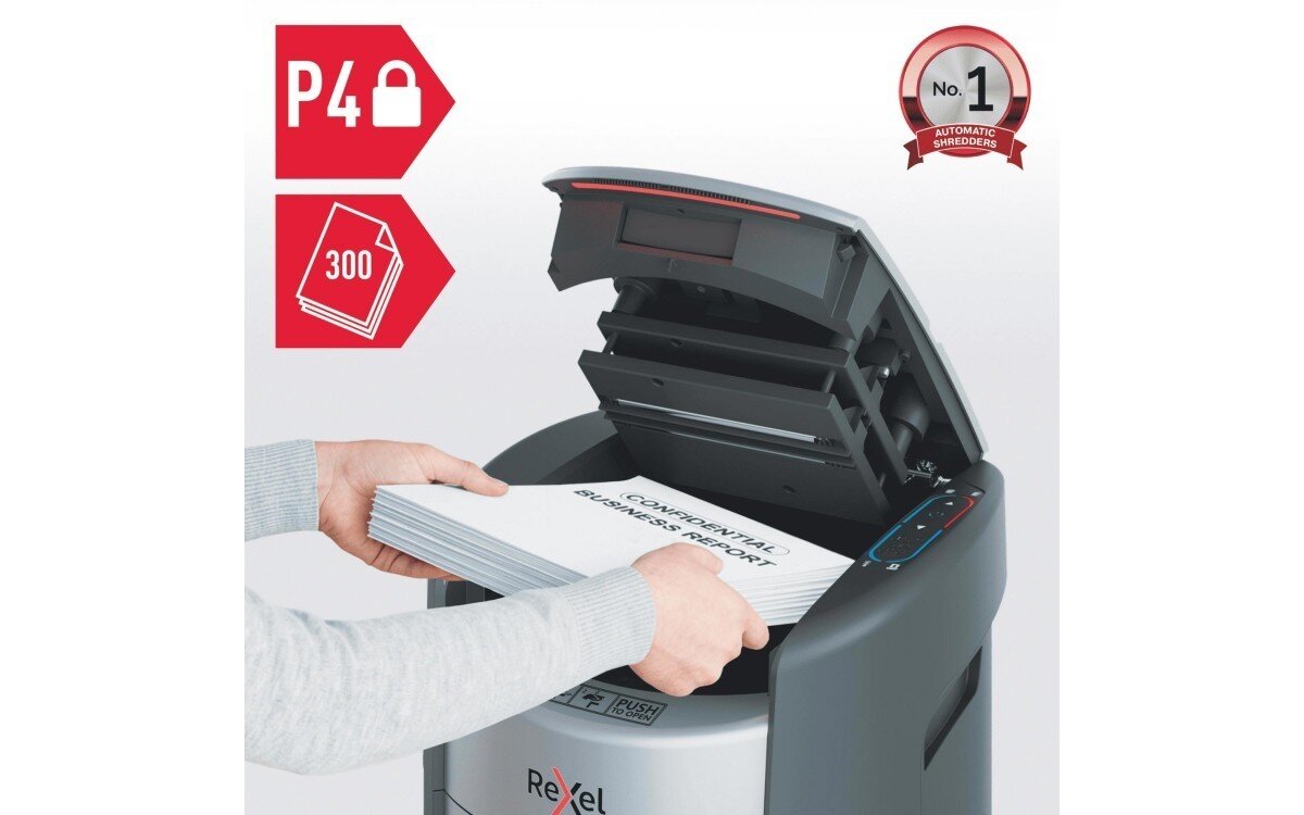 Osoba wkłada stos papierów do niszczarki marki Rexel, która ma otwarty podajnik. Na obrazie widoczne są ikony z oznaczeniem P4 i symbolem kłódki oraz liczba 300, a także odznaka z napisem \'No. 1 Automatic Shredders\'.