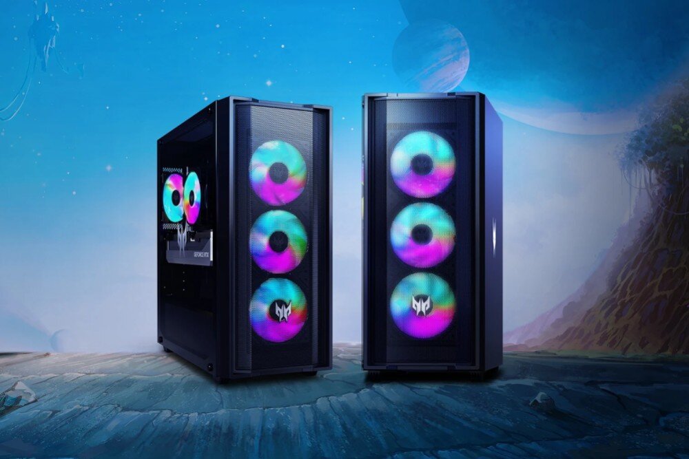 Komputer PREDATOR Orion 5000 Dwie obudowy komputerowe typu desktop stoją obok siebie na fakturowanym podłożu na tle kosmicznego krajobrazu z planetami i gwiazdami