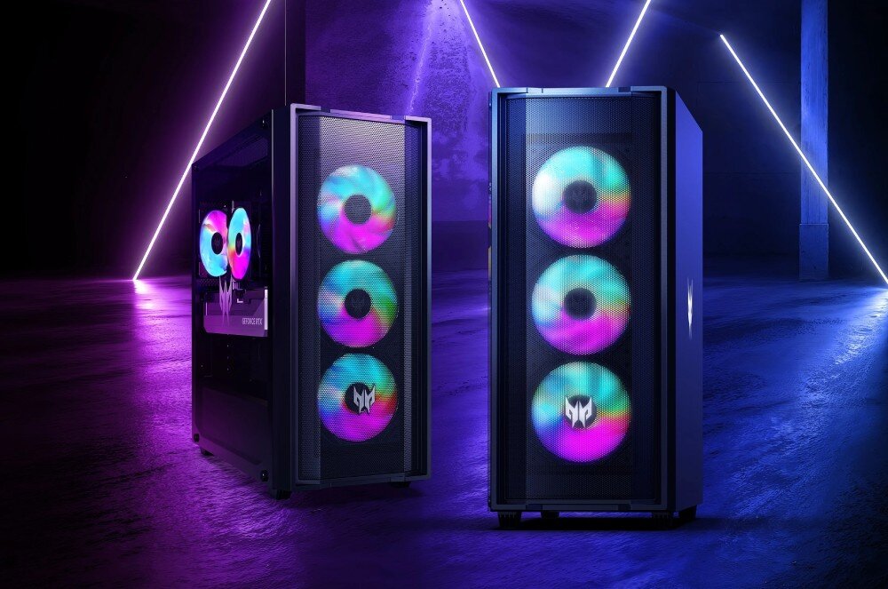 Komputer PREDATOR Orion 5000 Dwie obudowy komputerowe typu desktop stoją obok siebie w mrocznym pomieszczeniu o charakterze industrialnym, z fioletowymi i niebieskimi liniami świetlnymi