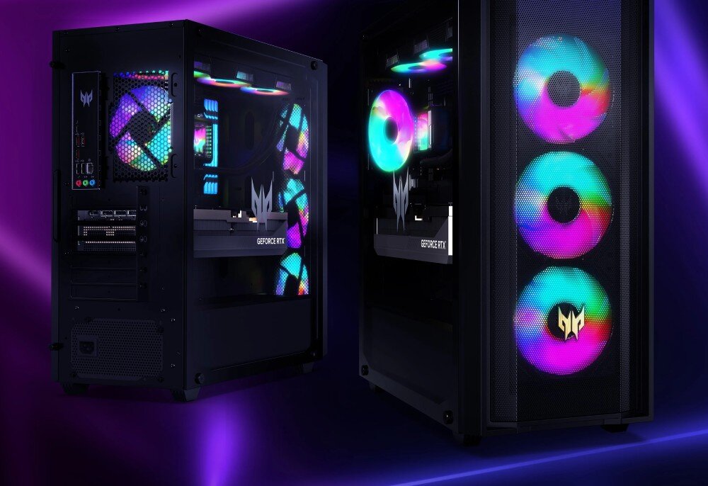 Dwa komputery stacjonarne z podświetleniem RGB, widoczne są wentylatory i logo producenta. Na jednym z komputerów widoczny jest napis \'GEFORCE RTX\'.