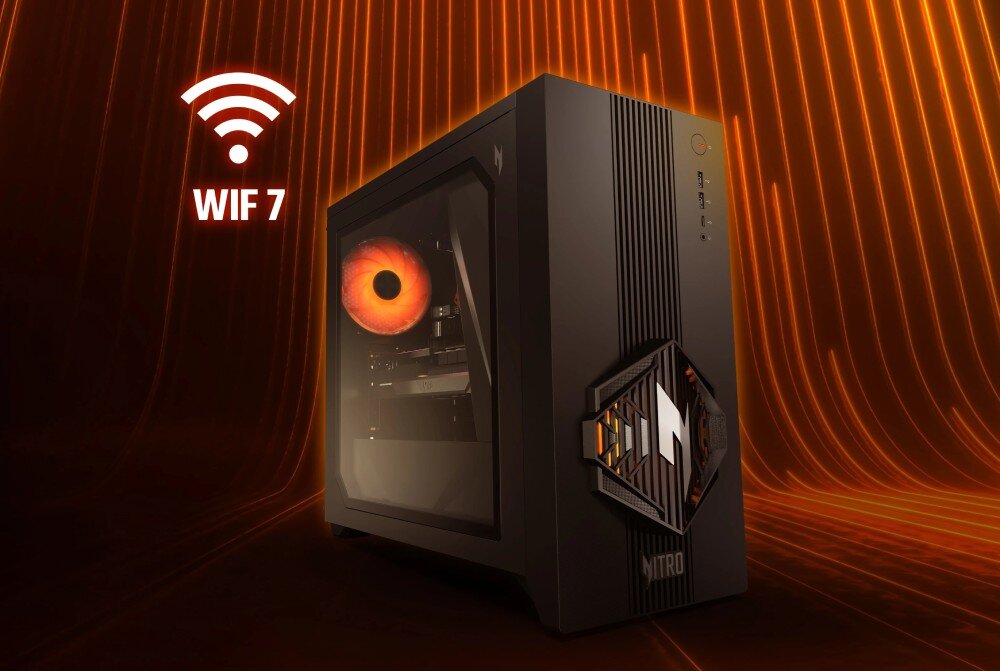 Komputer ACER Nitro N30-100 Komputer z przeszklonym bokiem pokazany z boku, z lewej strony widoczny jest świecący biały symbol sieci bezprzewodowej oraz napis 'WIFI 7'