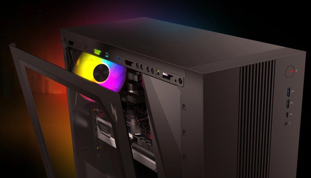 Komputer ACER Nitro N30-100 Zbliżenie na górną część obudowy komputerowej z uchylonym przezroczystym panelem bocznym, ukazujące wnętrze i podświetlony wentylator