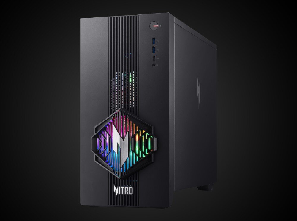 Komputer ACER Nitro N30-100 Przedni panel obudowy komputerowej z pionowymi liniami, przyciskiem zasilania, portami oraz sześciokątnym elementem ozdobnym z podświetlonym symbolem