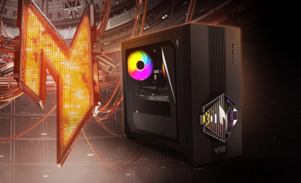 Komputer ACER Nitro N30-100 Komputer z przeszklonym panelem bocznym i świecącym wentylatorem stoi obok dużego, świecącego na pomarańczowo kształtu przypominającego literę 'N'
