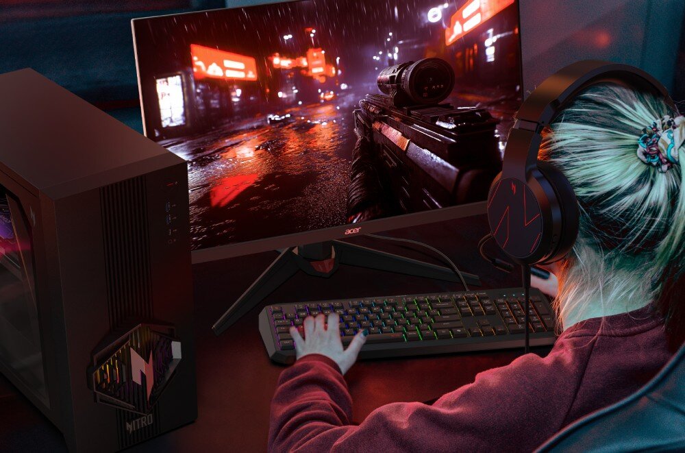Komputer ACER Nitro N30-100 Przedni panel obudowy komputerowej z pionowymi liniami, przyciskiem zasilania, portami oraz sześciokątnym elementem ozdobnym z podświetlonym symbolem