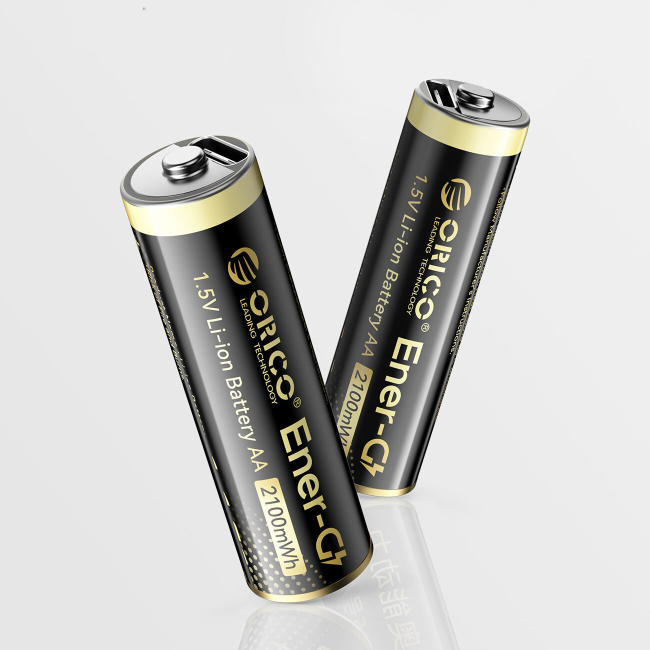 Na obrazie widoczne są dwie czarne baterie z oznaczeniem \'Orico Ener-G\', \'1.5V Li-ion Battery AA\', \'2100mWh\'.