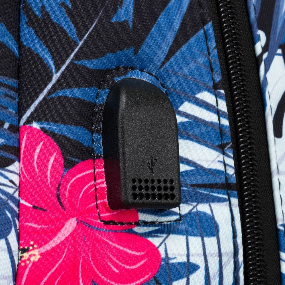 Fragment plecaka z kolorowym wzorem roślinnym, widoczny port USB na czarnym tle.