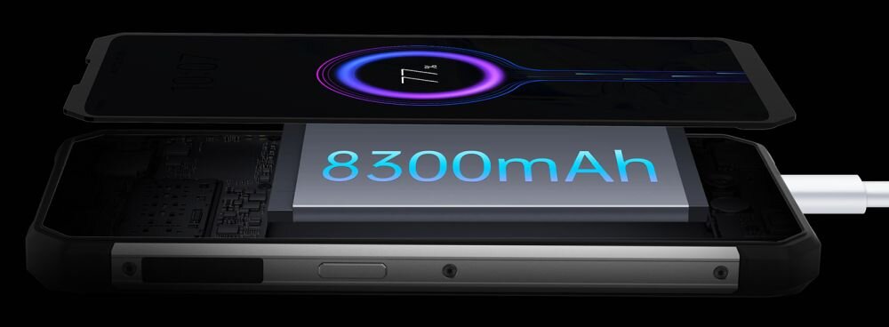 Obraz przedstawia smartfon z widoczną baterią o pojemności 8300mAh oraz wskaźnikiem ładowania na ekranie pokazującym 77%.
