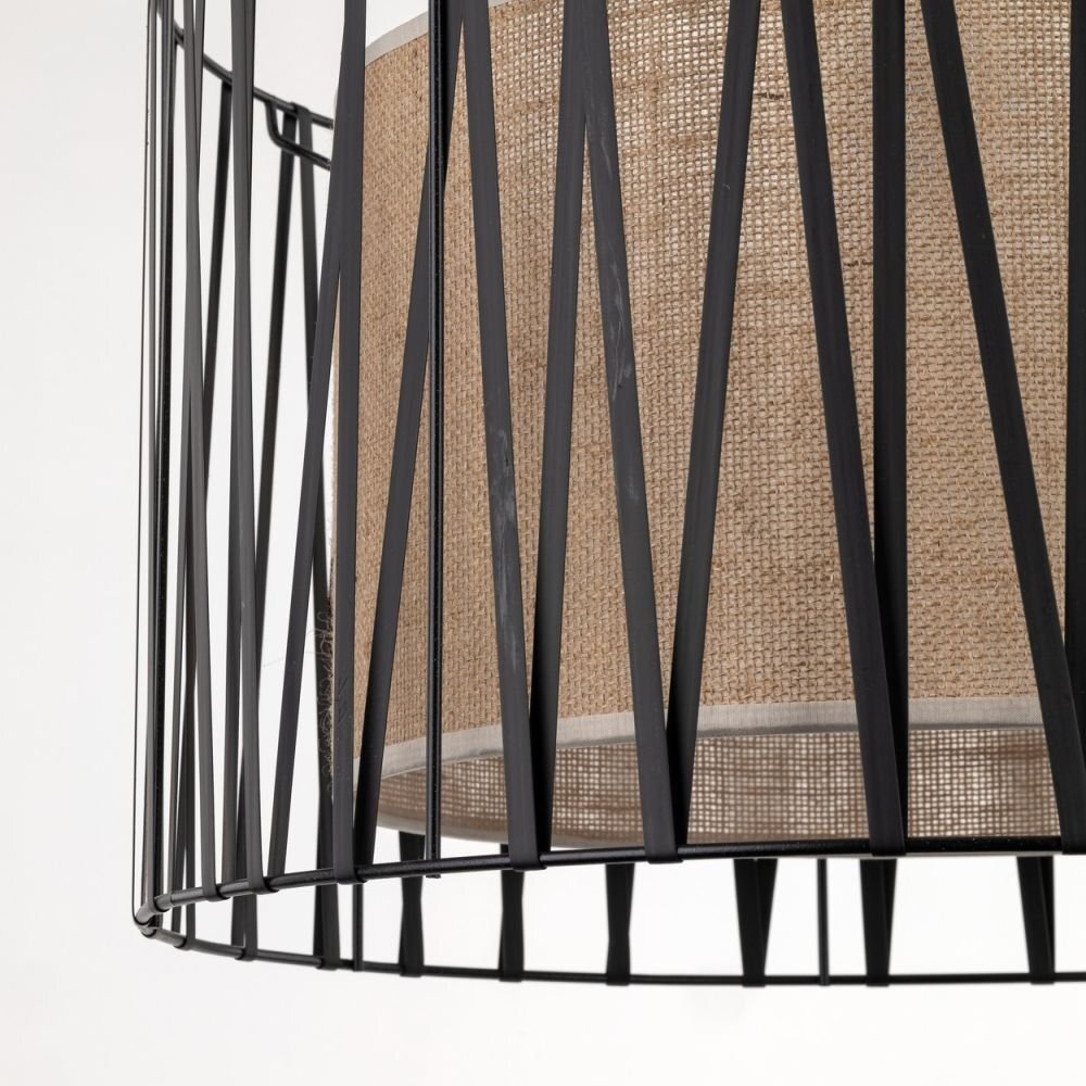 Zbliżenie na klosz lampy wiszącej z czarną metalową konstrukcją i brązowym materiałowym wnętrzem. Konstrukcja ma geometryczny wzór z pionowymi i ukośnymi liniami.