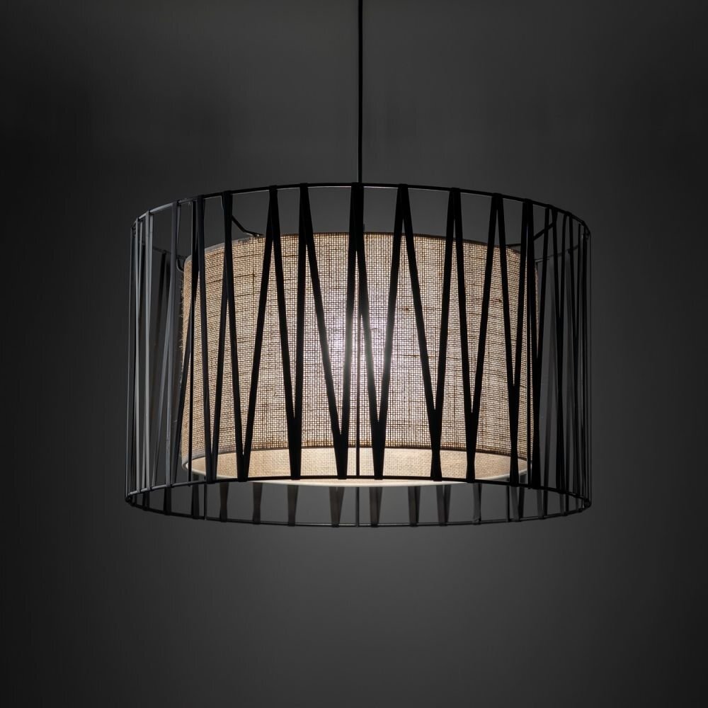 Lampa wisząca z czarno-brązowym kloszem, wykonana z metalowych prętów tworzących geometryczny wzór. Wewnątrz znajduje się jasny materiałowy abażur.