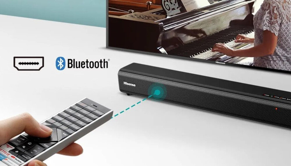Na obrazie widoczny jest czarny soundbar z logo \'Hisense\' oraz pilot zdalnego sterowania. Obok znajdują się ikony HDMI i Bluetooth, a w tle widać fragment telewizora z osobą grającą na pianinie.