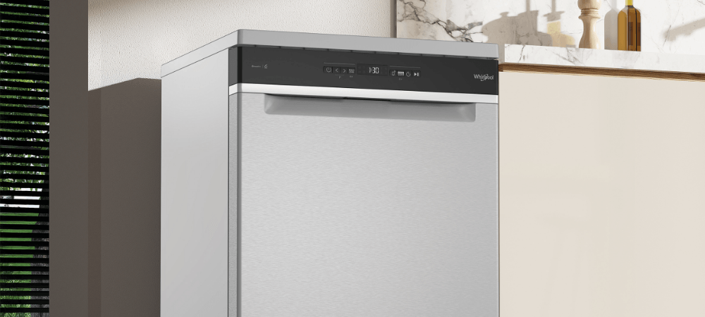 ZMYWARKA WHIRLPOOL WH6FTA14B1N6WX Zmywarka Whirlpool ustawiona w kuchennej zabudowie. Widoczny jest front urządzenia oraz panel sterowania umieszczony w górnej części Stylowy wygląd Stal nierdzewna Chromowane uchwyty Zintegrowany panel sterowania Przemyślane wnętrze
