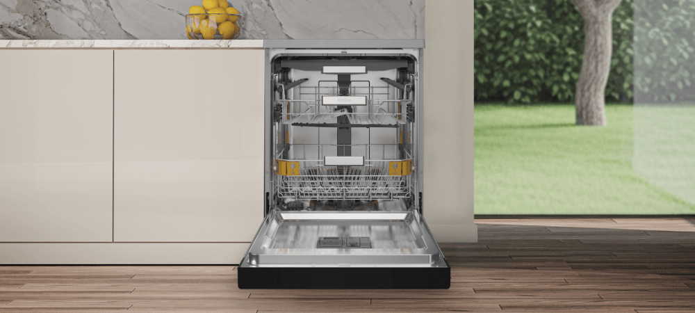 ZMYWARKA WHIRLPOOL WH6FTA14B1N6WX Otwarta zmywarka Whirlpool zabudowana w kuchennej zabudowie. Wewnątrz widoczne są trzy poziomy koszy z żółtymi akcentami wyświetlacz cyfrowy intuicyjna obsługa łatwy wybór programów opóźnienie startu trzeci kosz wygodne miejsce komora Inox stal nierdzewna trwałość
