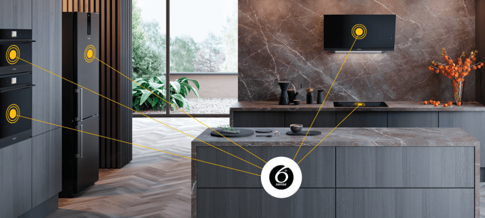 ZMYWARKA WHIRLPOOL WH7ITB14B3N6LW Kuchnia wyposażona w urządzenia Whirlpool, w tym lodówkę, piekarnik, płytę grzewczą i okap. Żółte linie prowadzą do centralnie umieszczonego symbolu „6th Sense” technologia 6 Zmysł automatyczny dobór parametrów do zabrudzeń
