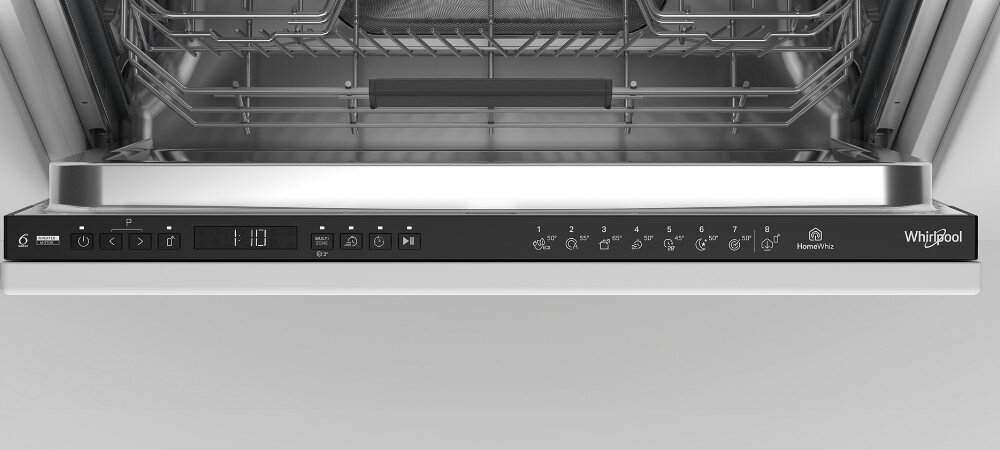 ZMYWARKA WHIRLPOOL WH4ITB14B3N6W Zbliżenie na panel sterowania zmywarki Whirlpool z wyświetlaczem i przyciskami funkcyjnymi. W tle widoczne jest wnętrze urządzenia Turbo Aquastop program samoczyszczenia opóźnienie startu bezpieczeństwo
