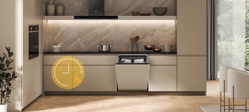 ZMYWARKA WHIRLPOOL WH6ITD14C6N6 Otwarta zmywarka Whirlpool zabudowana w jasnej kuchni. Po lewej stronie widoczna jest duża ikona zegara z oznaczeniem „h.” opóźnienie startu automatyczne uruchomienie planowanie pracy niższe koszty