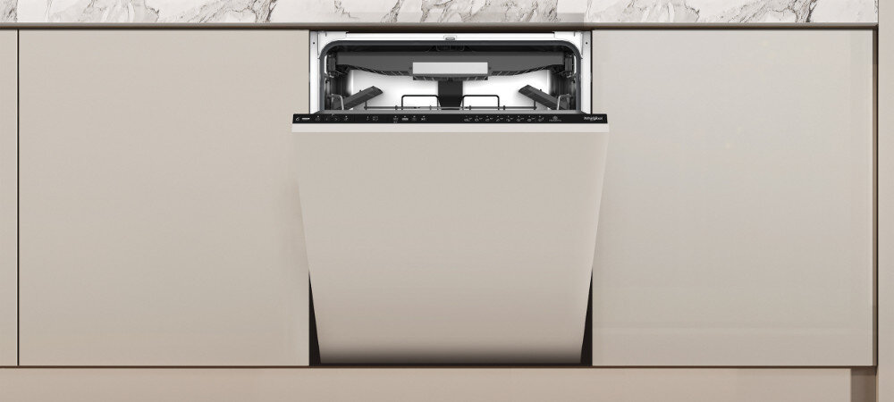 Zmywarka w zabudowie kuchennej z otwartymi drzwiami, widoczny panel sterowania z logo Whirlpool.