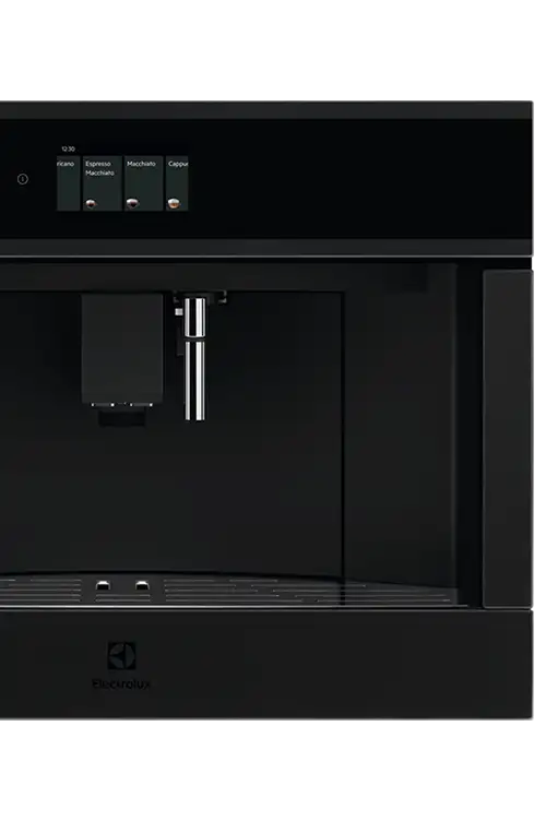Czarny ekspres do kawy z panelem dotykowym, na którym widoczne są opcje: Espresso Macchiato, Macchiato, Cappuccino. Na dole znajduje się logo Electrolux.