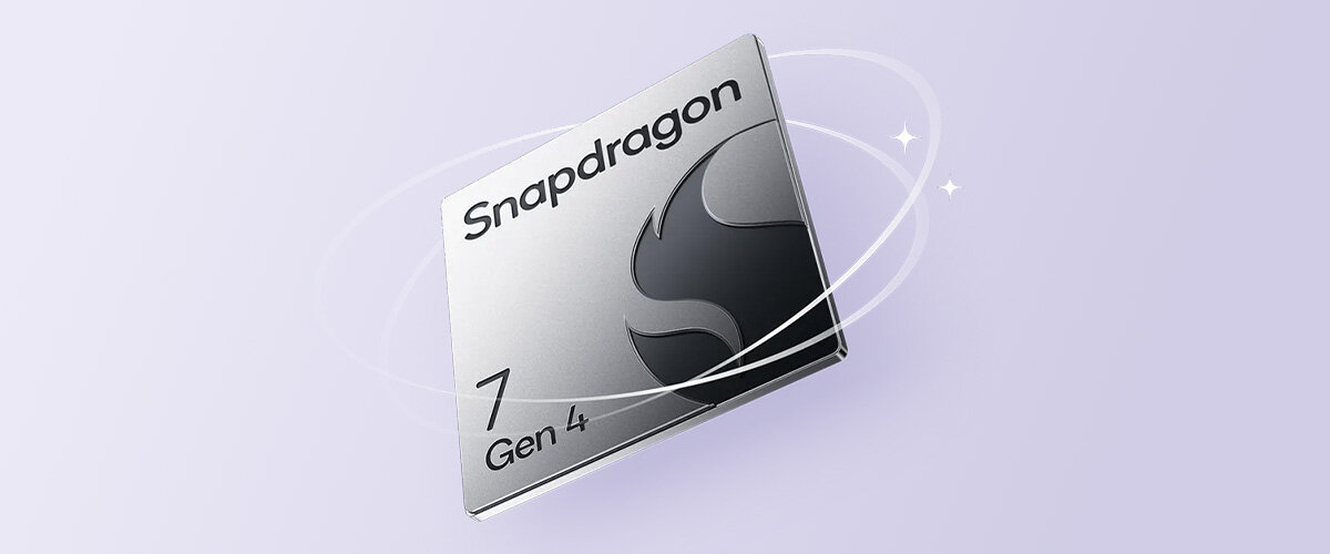 Obraz przedstawia srebrny chip z napisem \'Snapdragon 7 Gen 4\' na fioletowym tle z białymi, stylizowanymi liniami i gwiazdkami wokół.