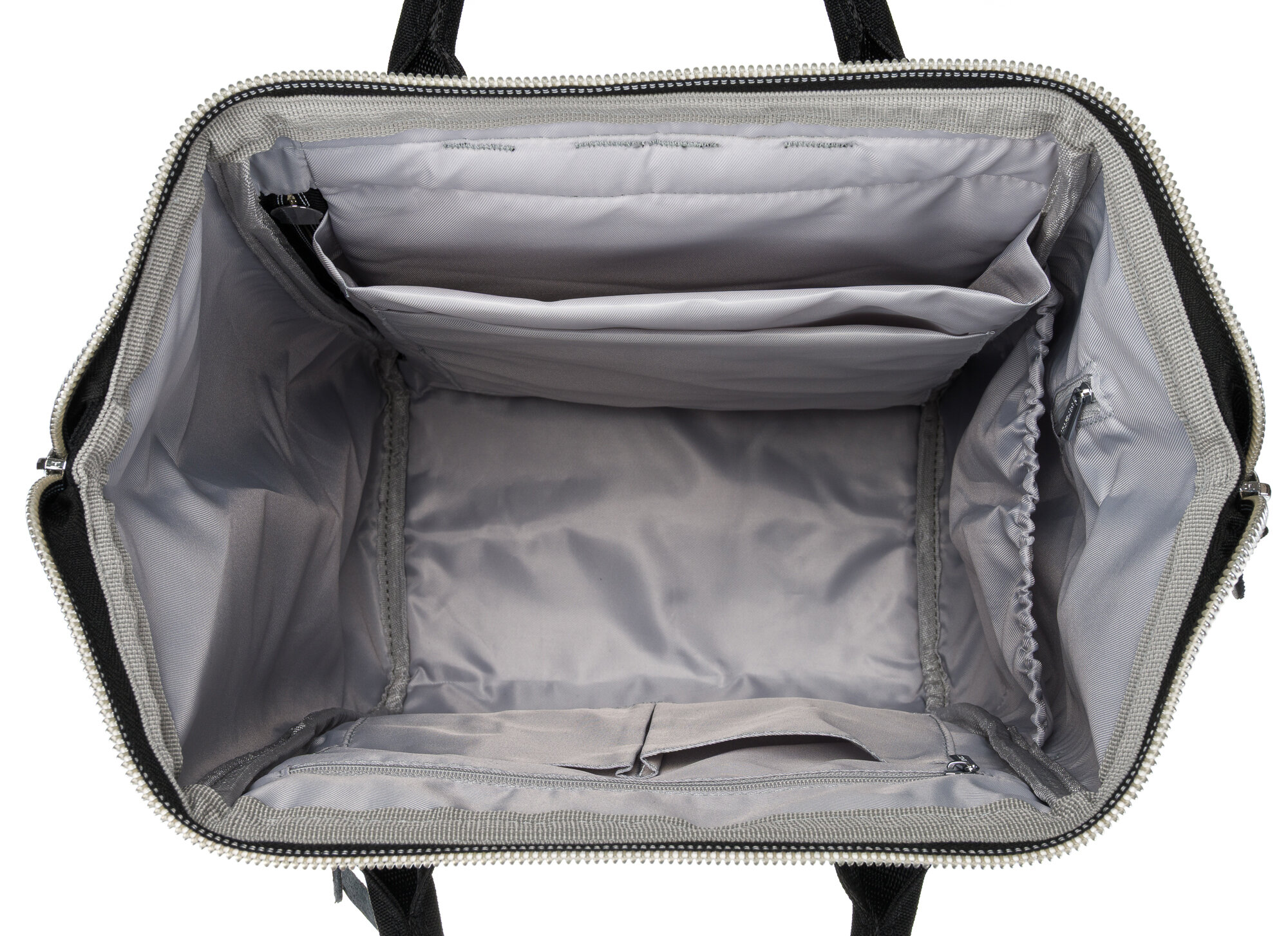 Wnętrze plecaka z szarym materiałem, widoczne są kieszenie i przegrody na laptopa oraz inne akcesoria.
