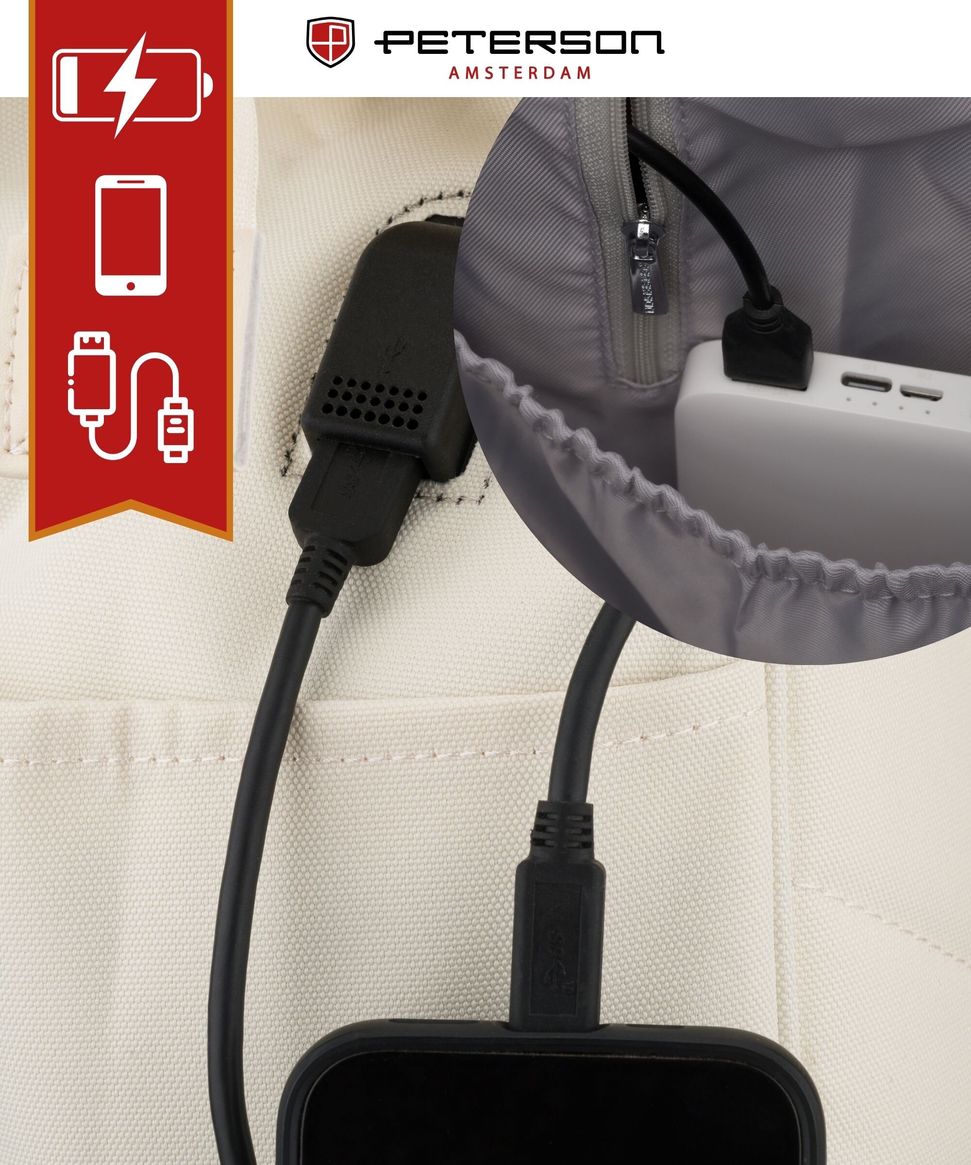 Na obrazie widoczny jest fragment plecaka z wbudowanym portem USB, do którego podłączony jest kabel. W lewym górnym rogu znajduje się logo \'PETERSON AMSTERDAM\' oraz ikony przedstawiające ładowanie urządzeń.