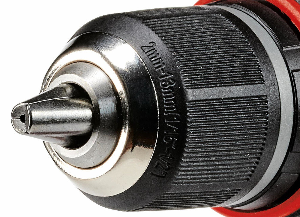 Zbliżenie na metalowy uchwyt wiertarki z widocznym napisem \'2mm-13mm 1/16-1/2\'.