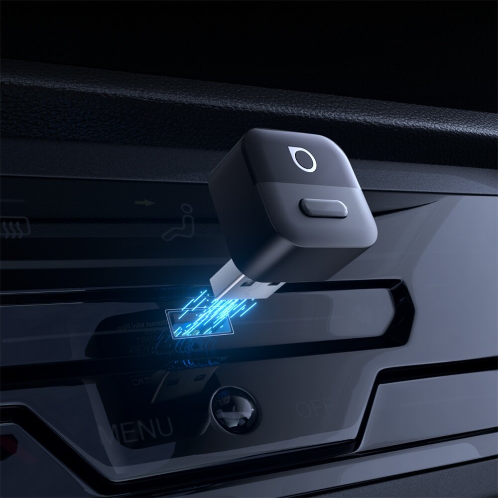 Na obrazie widoczny jest czarny adapter USB z przyciskiem, podłączony do portu w urządzeniu. Z portu wydobywają się niebieskie, świetliste linie.